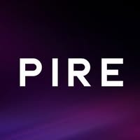 Logo Polskiej Izby Rozwoju Elektromobilności z białym napisem „PIRE” umieszczonym na ciemnym, fioletowo-czarnym tle z subtelnym efektem świetlnym.