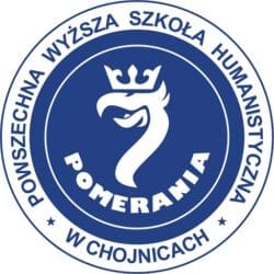 Okrągłe, granatowo-białe logo Powszechnej Wyższej Szkoły Humanistycznej „Pomerania” w Chojnicach, z koronowaną literą „P” w centrum oraz nazwą uczelni umieszczoną wokół znaku.